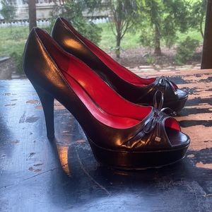 Guess by Marciano Black leather high heel platform open toe pumps 9 NWOT w flaws